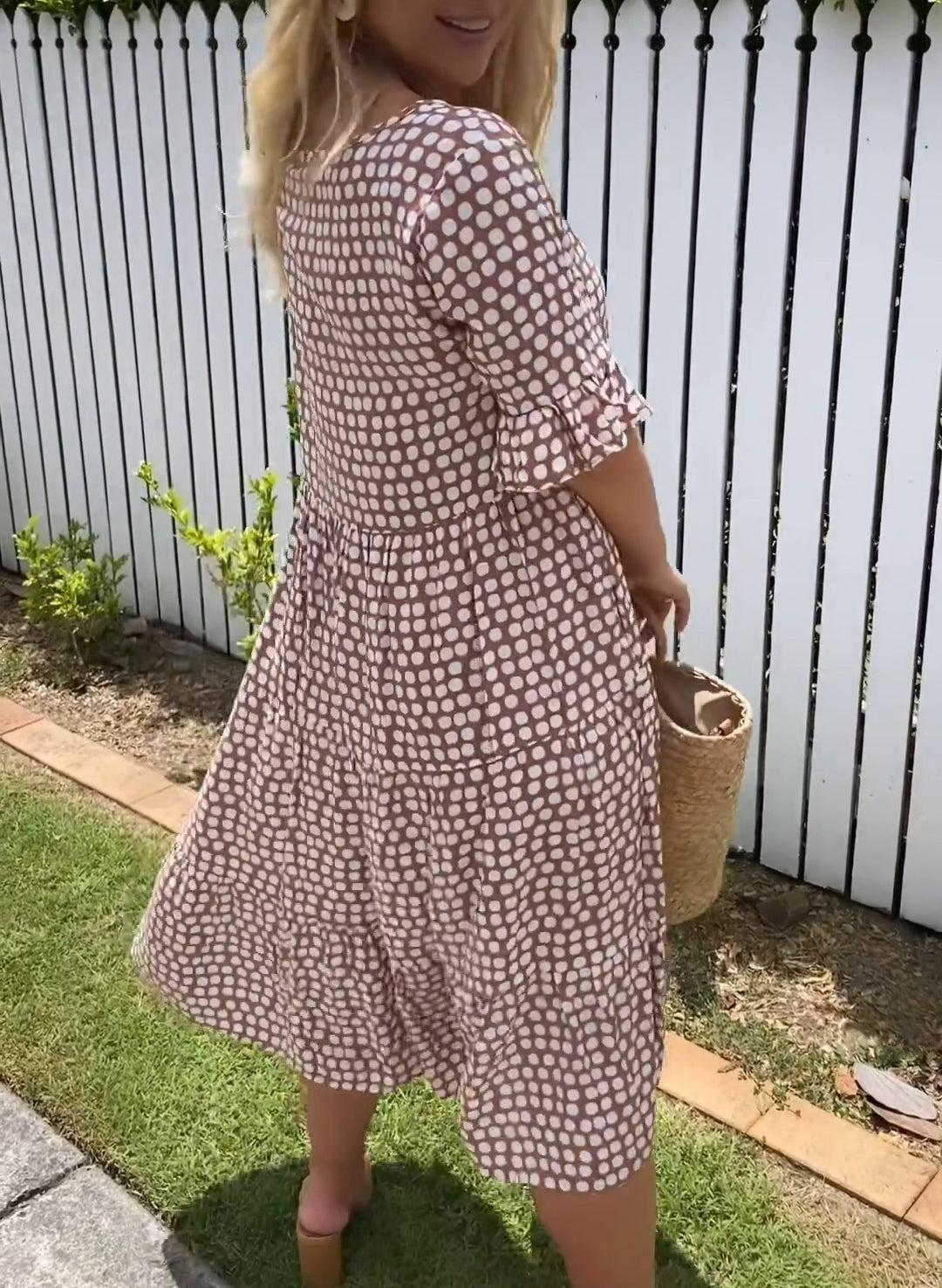 ZORA | Sandfarbenes Midi-Kleid mit kurzen Ärmeln